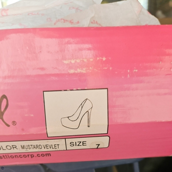 Qupid Women's Classic - Picture 11 of 11